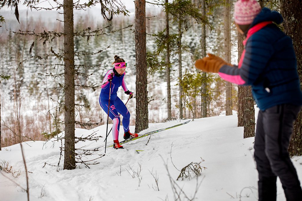 Hopeasompa-hiihtotapahtumassa nuoret hiihtäjät kisaavat.