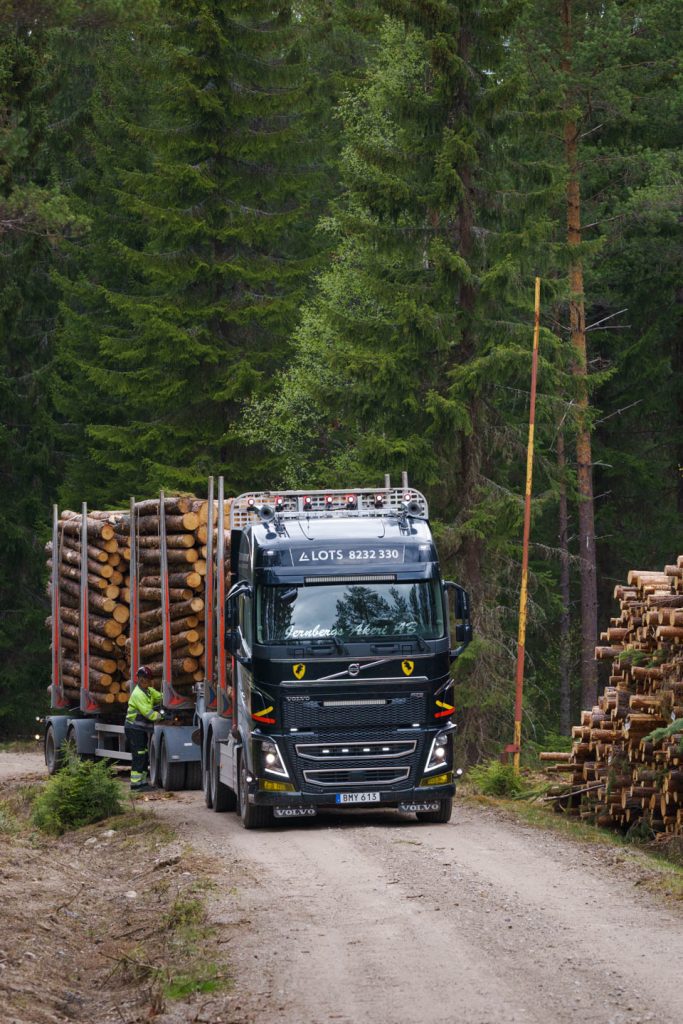 Pyöreän puun kuljetus.