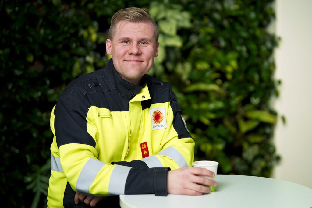 Tyytyväinen tehtaanjohtaja Matti Lielahti nauttii mustikkakeittoa kartonkikupista, jonka materiaali on oman tehtaan tuoretta tuotantoa.