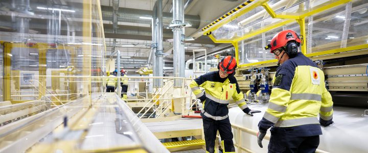 Petri Parkkila (vas.) ja Esa Poikela käynnistävät arkkileikkuria.