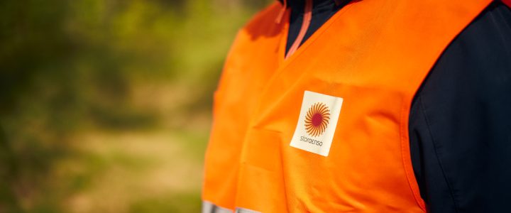 Stora Enson työntekijä turvaliivi päällä.