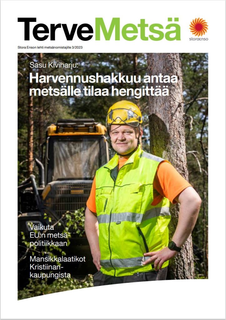 Terve Metsä -lehden kannessa harvennushakkuun tekijä, oranssi liivi ja kypärä päässä