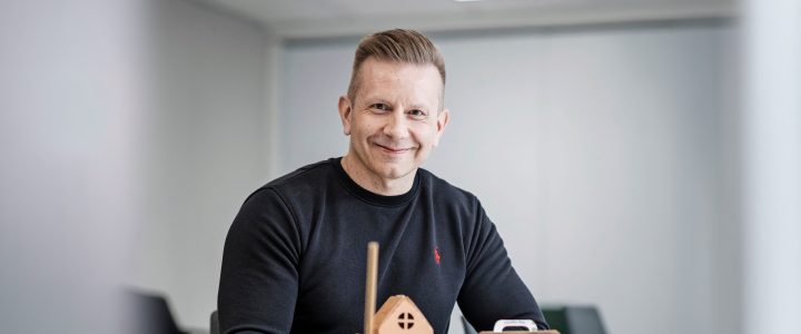 Kierrätyskuitu jalostuu Varkaudessa laadukkaaksi kartongiksi. Marko Laitinen esittelee valmista tuotetta.
