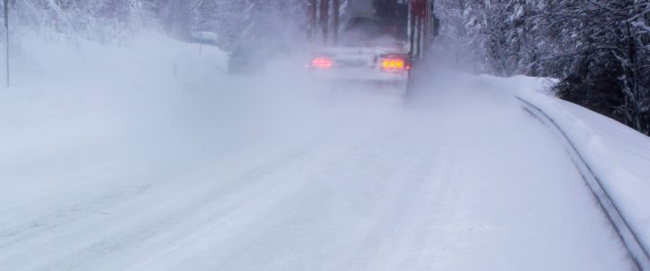 Rekka talvisella tiellä.