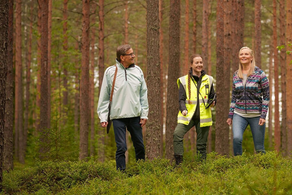 Metsäasiantuntija tekemässä Stora Enson metsätila-arviointia yhdessä metsänomistajan kanssa.